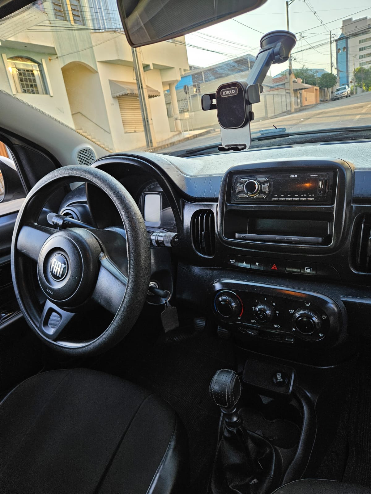 Interior do Fiat Mobi manual, volante e cambio